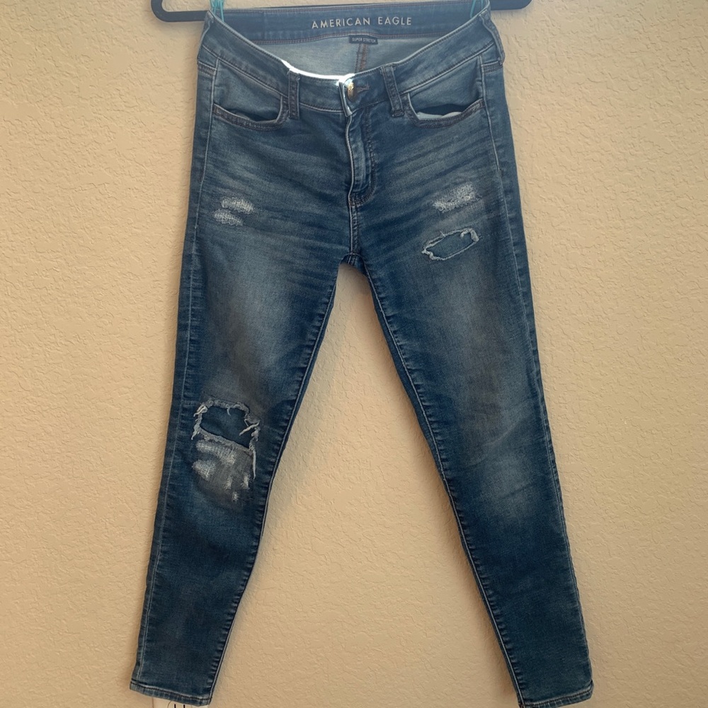 American Eagle Jeans. Size 4. Skinny. Distressed. Super soft.